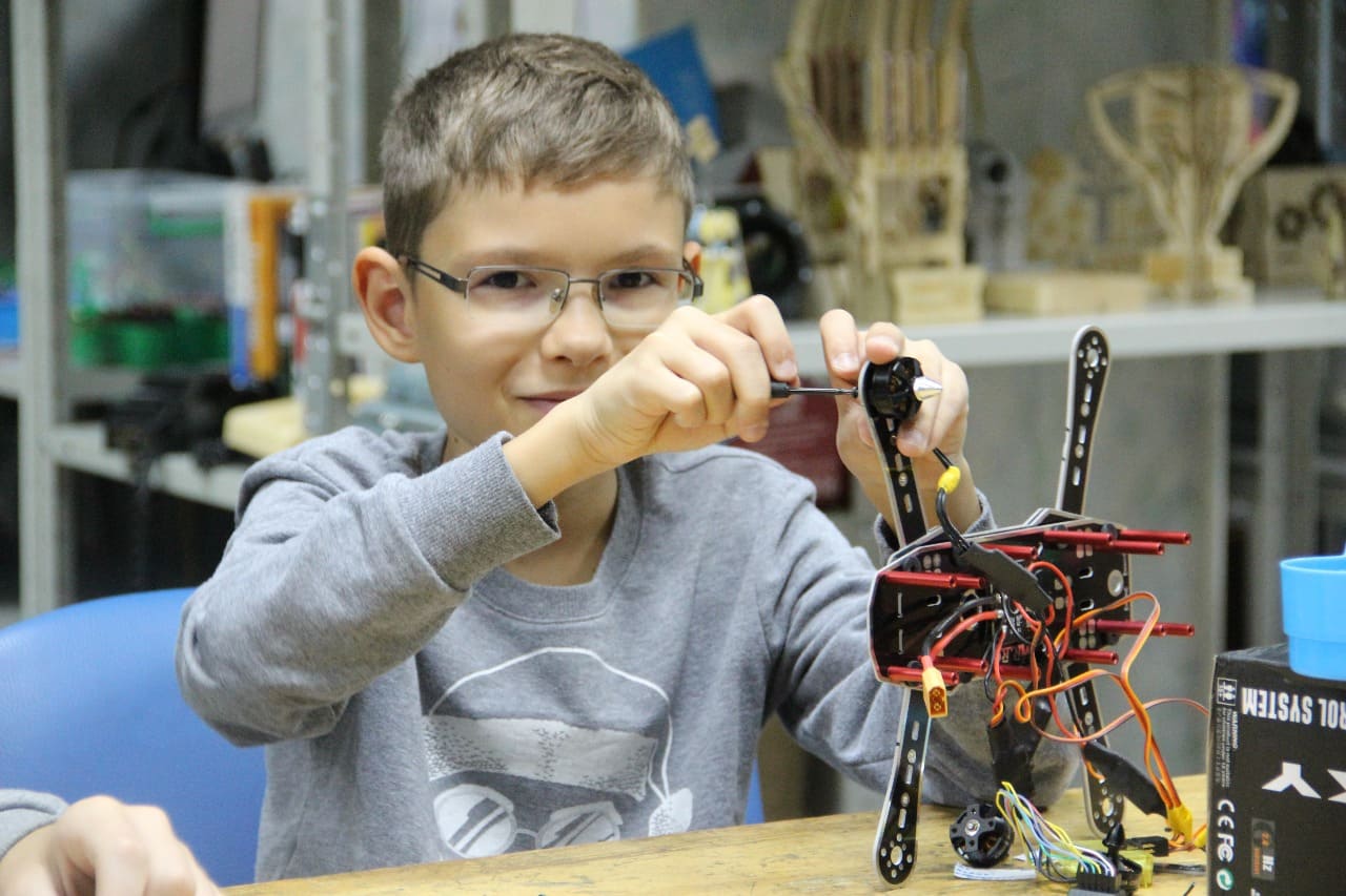 В кружке робототехники занимаются ученики разных классов. Робототехника. Дети робототехника инженерия. Робототехника в начальной школе. Цифровые технологии робототехника.